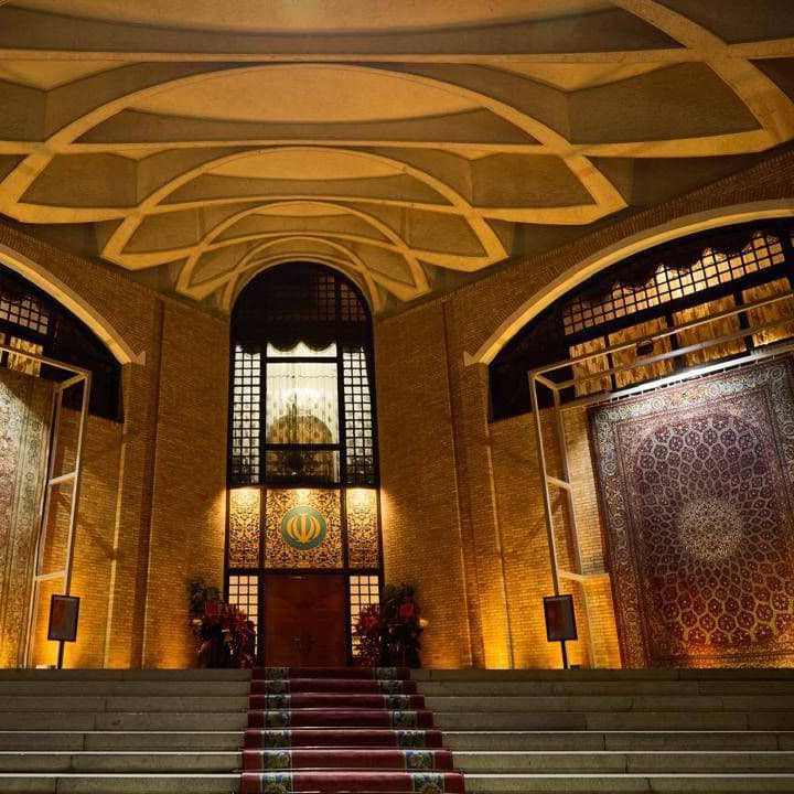 تزئین دیوارهای سفارت ایران در پکن با فرش ایرانی