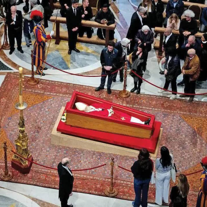 هنر ایرانی در وداع پاپ | فرش ملایر نماد اصالت و زیبایی